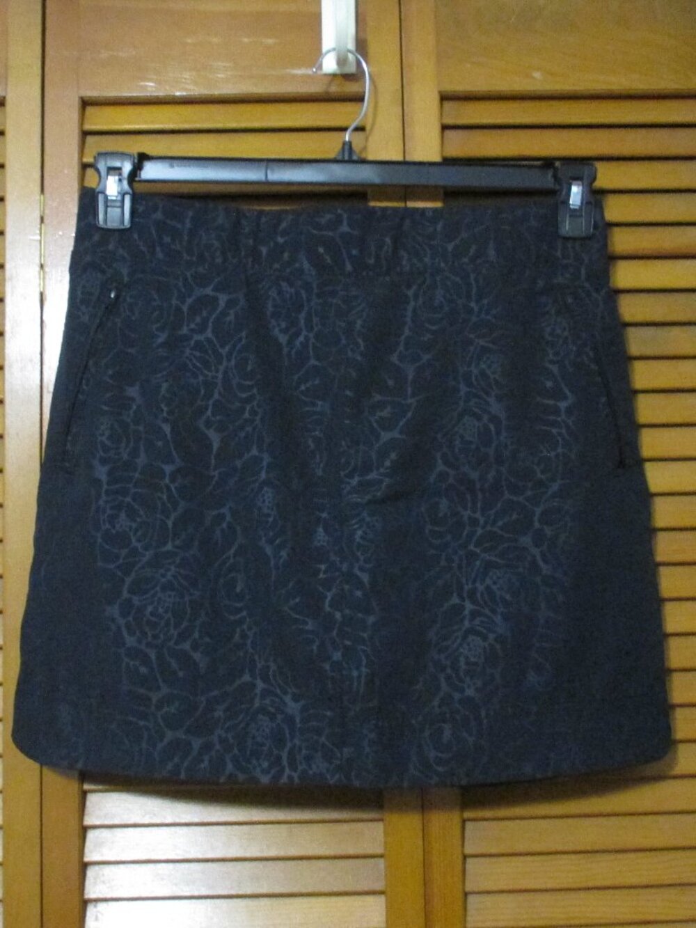 Orvis black skort, pull on with stretch & raised pattern material like new sz L
